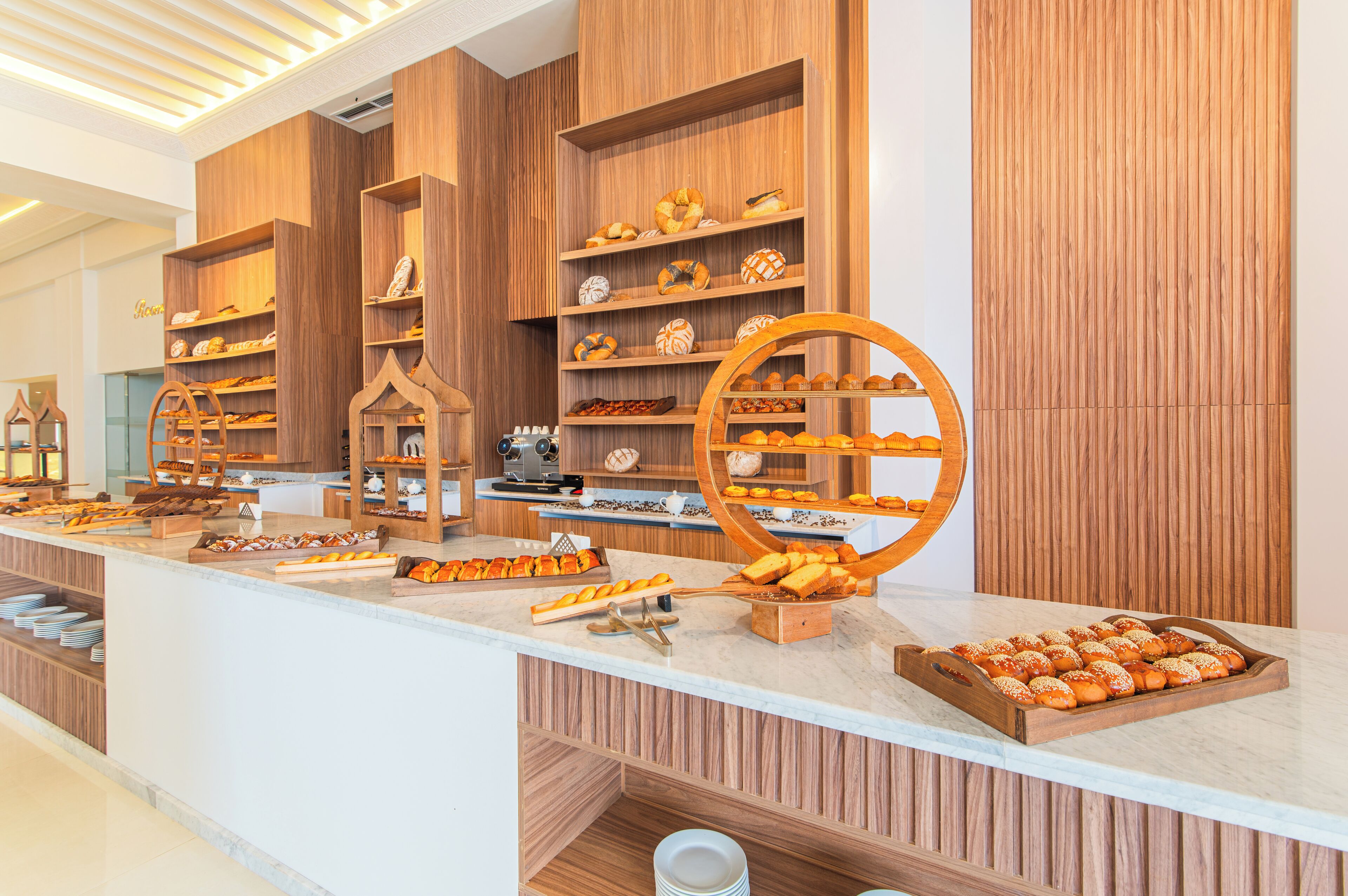 Eine Bäckereiauslage mit verschiedenen Backwaren und Holzdekor.