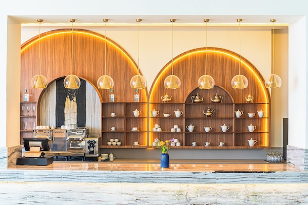 2 bars/lounges, beach bar