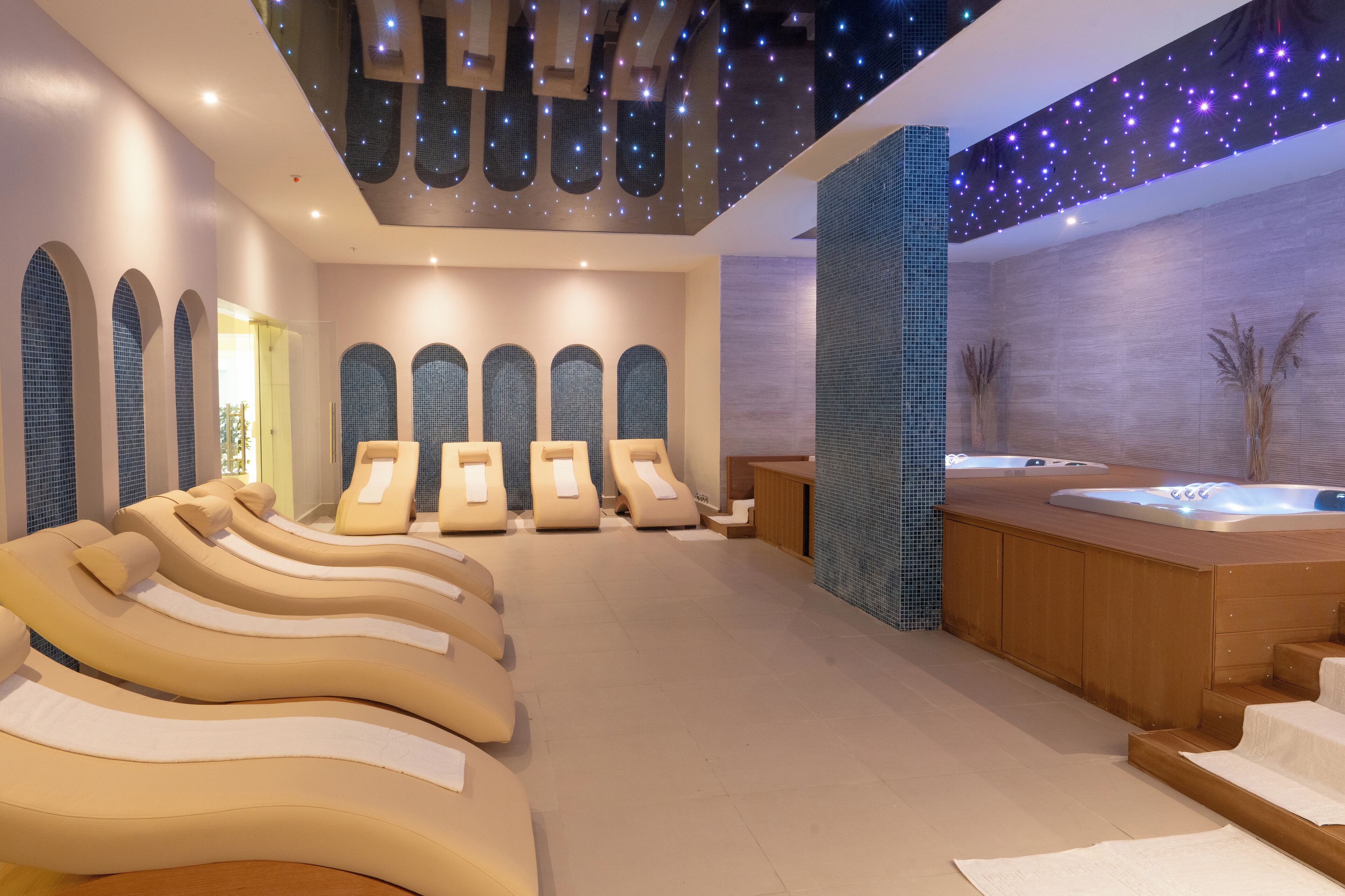 Sauna, bañera de hidromasaje, baño turco, baños de barro, masajes 