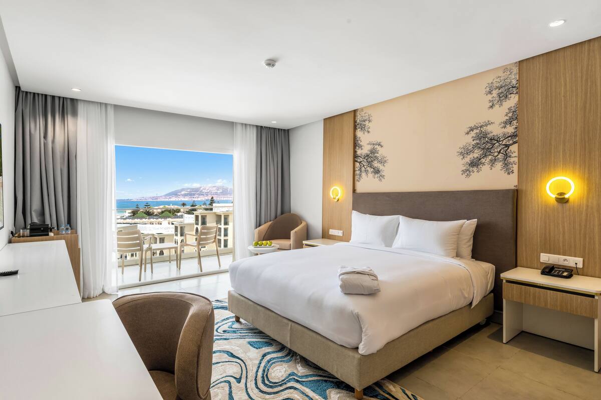 Deluxe Room With Sea & Pool View | Minibar (free items), soundproofing, WiFi (free), bed sheets
