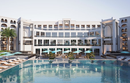 Indoor pool, 2 outdoor pools