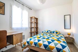 3 chambres, fer et planche à repasser, Wi-Fi, draps fournis