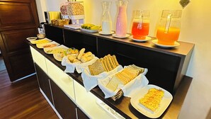 A buffet with various food items and beverages. - Maison de la Bolivie Hotel Boutique (La Paz)