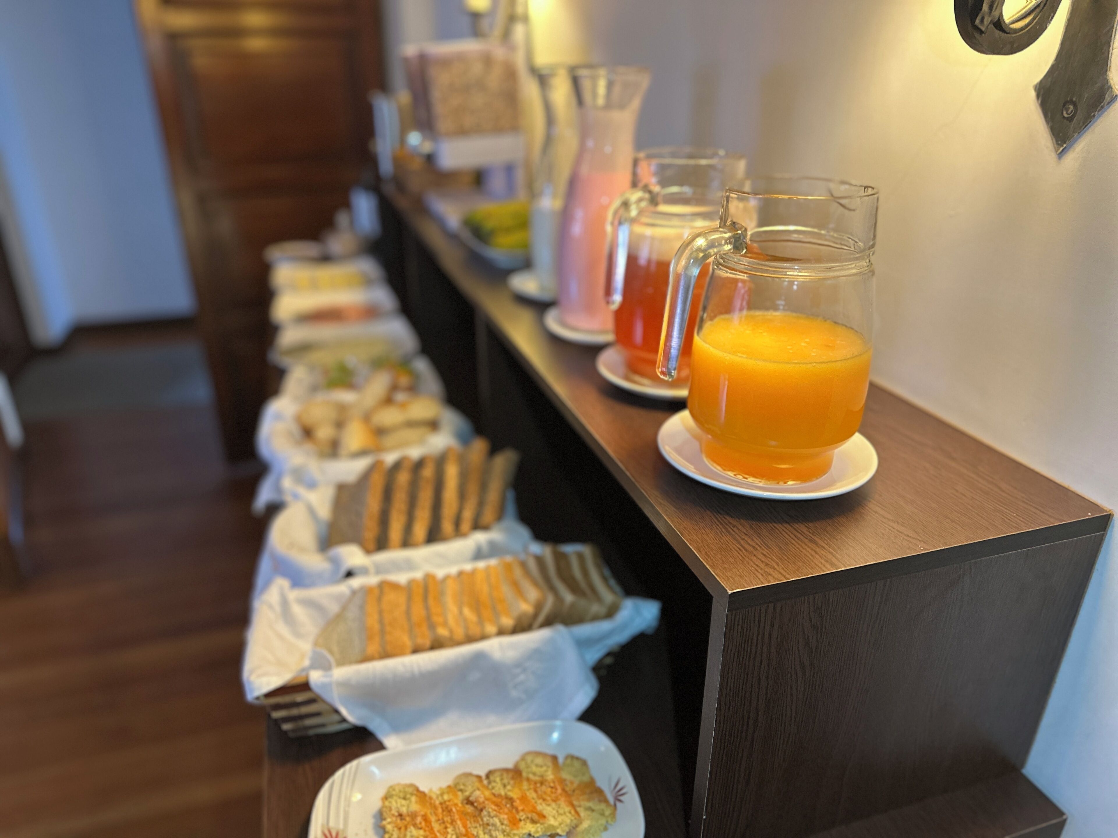 Ein reichhaltiges Frühstücksbuffet mit verschiedenen Speisen und Getränken.