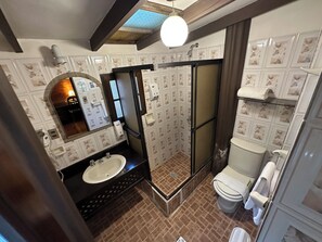 Shower, hair dryer, towels, soap - Maison de la Bolivie Hotel Boutique  (La Paz)