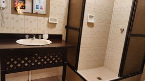 Standard Single Room, Patio | Bathroom | Shower, hair dryer, towels, soap - Maison de la Bolivie Hotel Boutique  (La Paz)