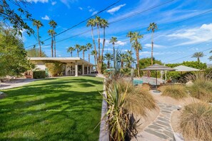 Exterior - Fun in the Sun! South Palm Desert Gem! (Palm Desert)