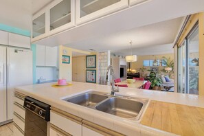 Fridge, microwave, oven, stovetop - Fun in the Sun! South Palm Desert Gem! (Palm Desert)