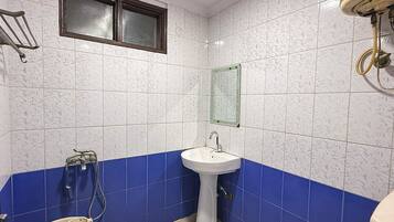 Double Room | Bathroom | Towels, soap, shampoo, toilet paper