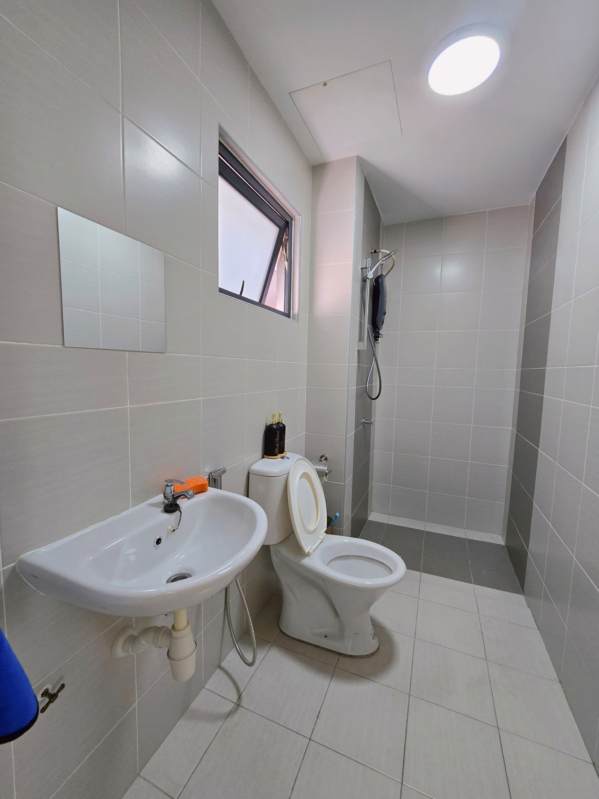 คอมฟอร์ทอพาร์ทเมนท์, วิวเมือง | ห้องน้ำ