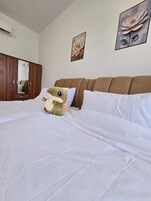 1 habitación, cortinas blackout y tabla de planchar con plancha 