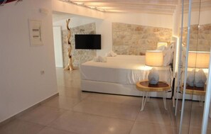 6 bedrooms, in-room safe, iron/ironing board, free WiFi