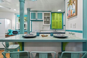 Private kitchen - Summer Family Fun, Pet Friendly, Walk Downtown, Close to Beach, Fenced Courtyard (Lake Worth Beach)