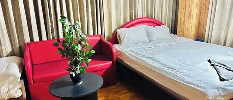 Deluxe Double or Twin Room | Desk, free WiFi