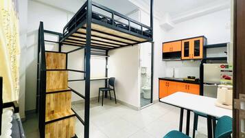 Estudio estándar | Decoración personalizada, muebles diferentes y escritorio