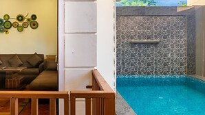 Ein modernes Interieur mit Poolbereich, ausgestattet mit einer Steinwand und einem Holzboden.