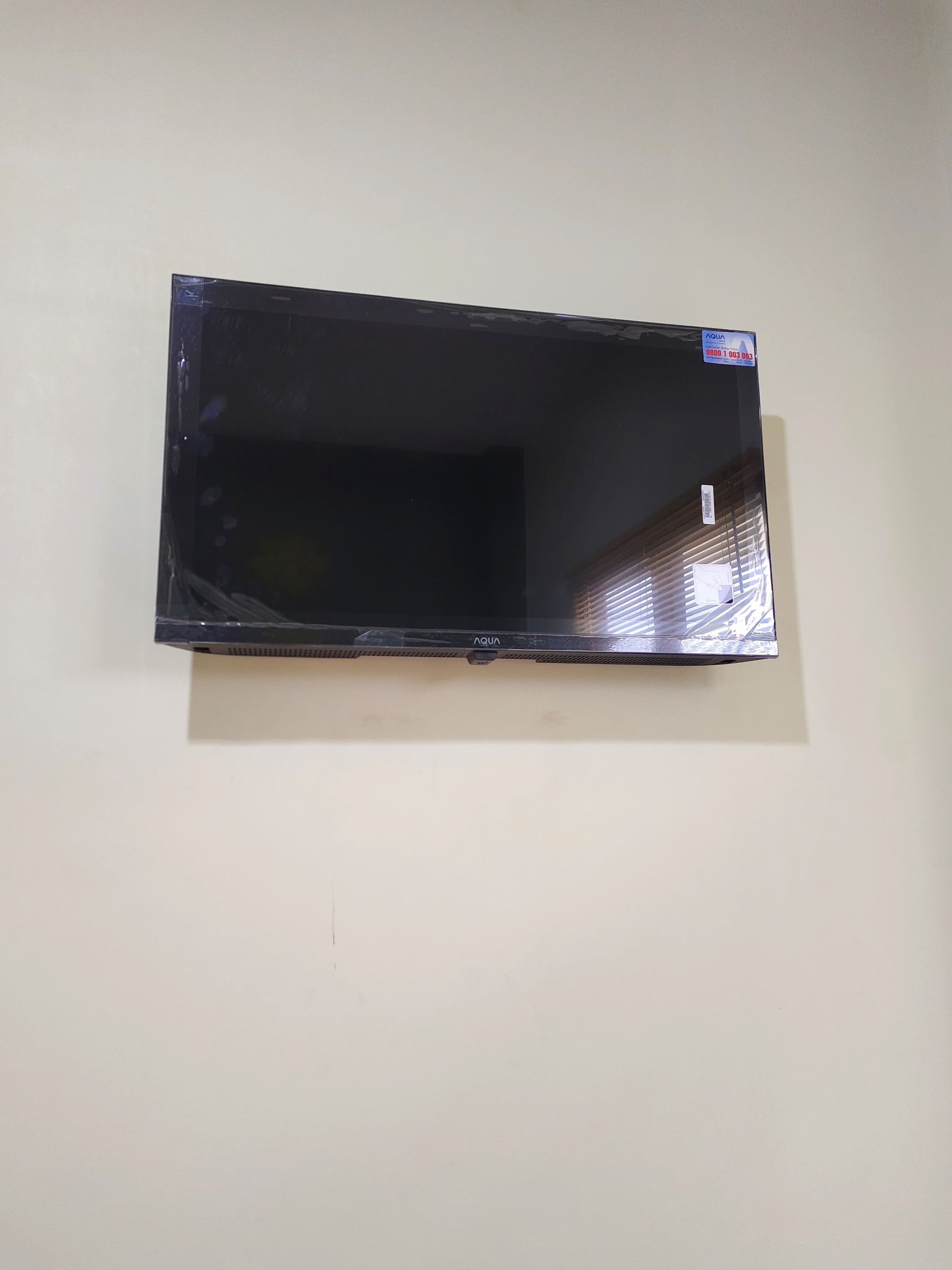 Un televisor de pantalla plana montado en la pared.