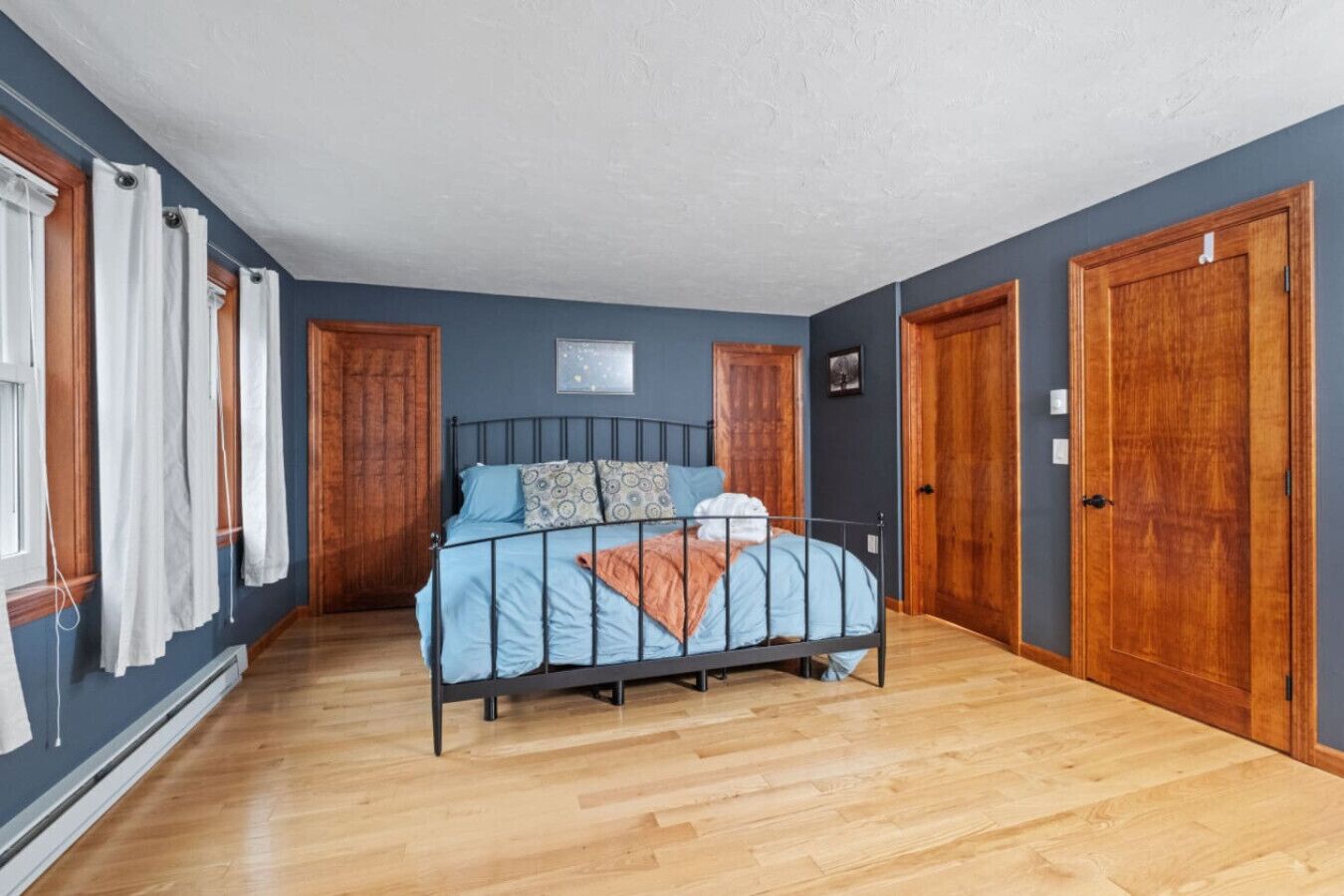 3 bedrooms, desk, WiFi, bed sheets