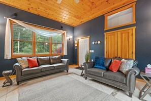 TV, fireplace, video games - Hot Tub, Arcade, Near Lake & Slopes (Gilford)