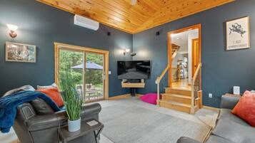 Een televisie, een open haard en videogames