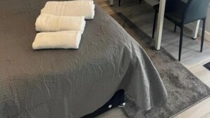 A bedroom with a bed, a desk, and a chair. - Cozy Cabin (Cricklewood)