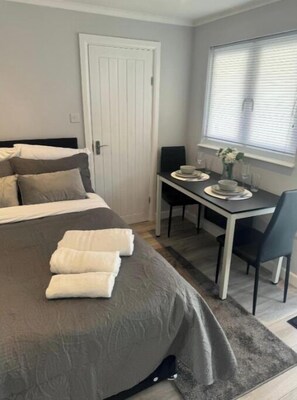 1 chambre, fer et planche à repasser, Wi-Fi gratuit, draps fournis