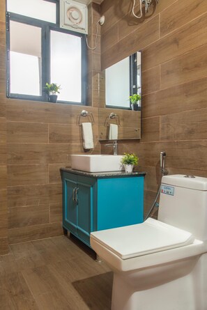 Premium-Apartment, 3 Schlafzimmer, Balkon, Bergblick | Badezimmer | Kostenlose Toilettenartikel, Handtücher, Seife, Shampoo