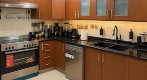 Full-sized fridge, microwave, oven, stovetop - Happy Dom Vibes JBR (Dubai)