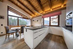 Micro-ondes, four, plaque de cuisson, lave-vaisselle