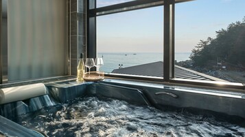 Basic Room, 1 Bedroom (Room 302 (Ocean View/Spa/BBQ)) | 1 bedroom, free WiFi