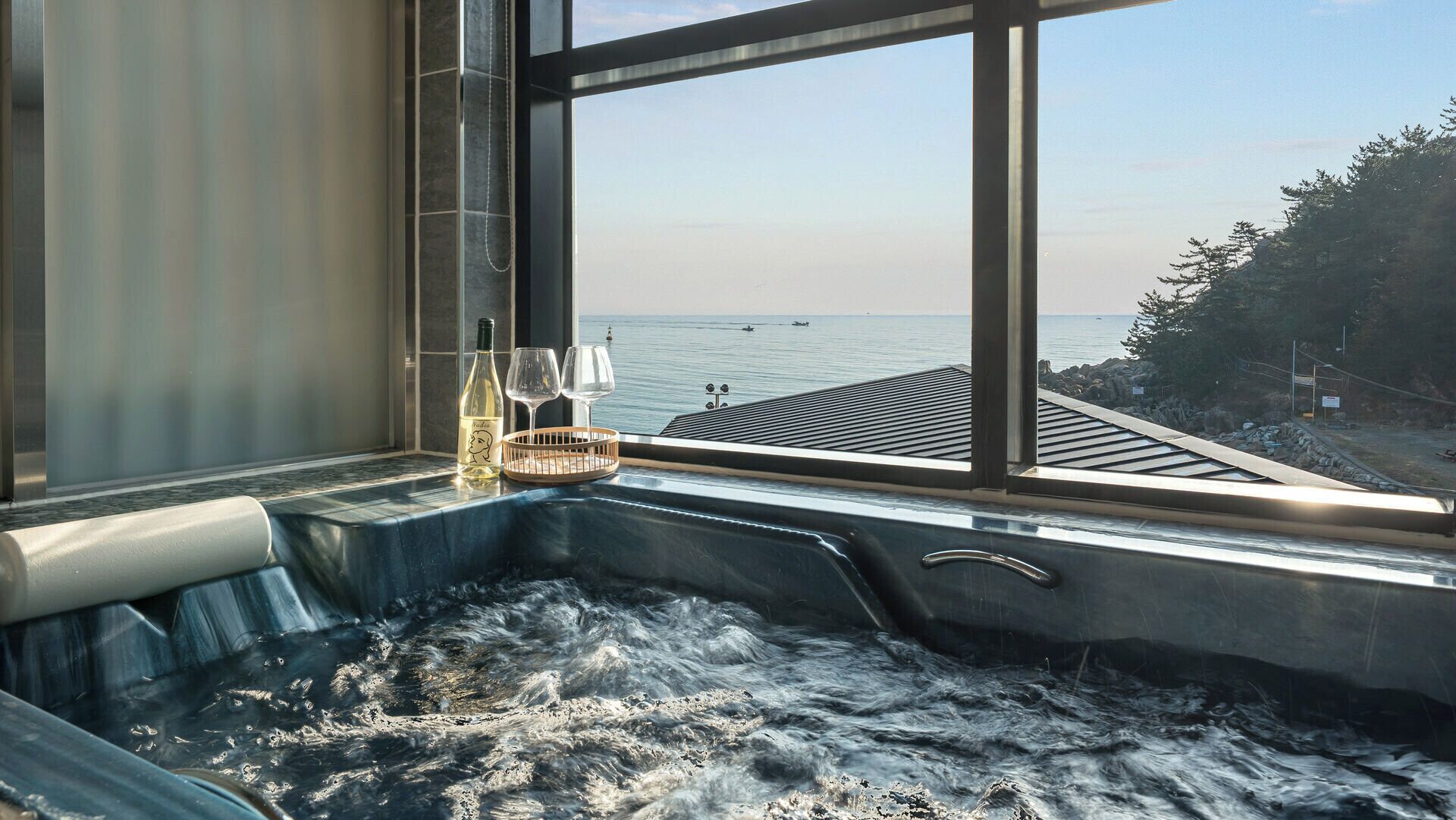 Basic Room, 1 Bedroom (Room 302 (Ocean View/Spa/BBQ)) | 1 bedroom, free WiFi