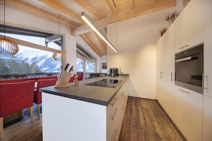 Frigorifero, forno, piano cottura, lavastoviglie