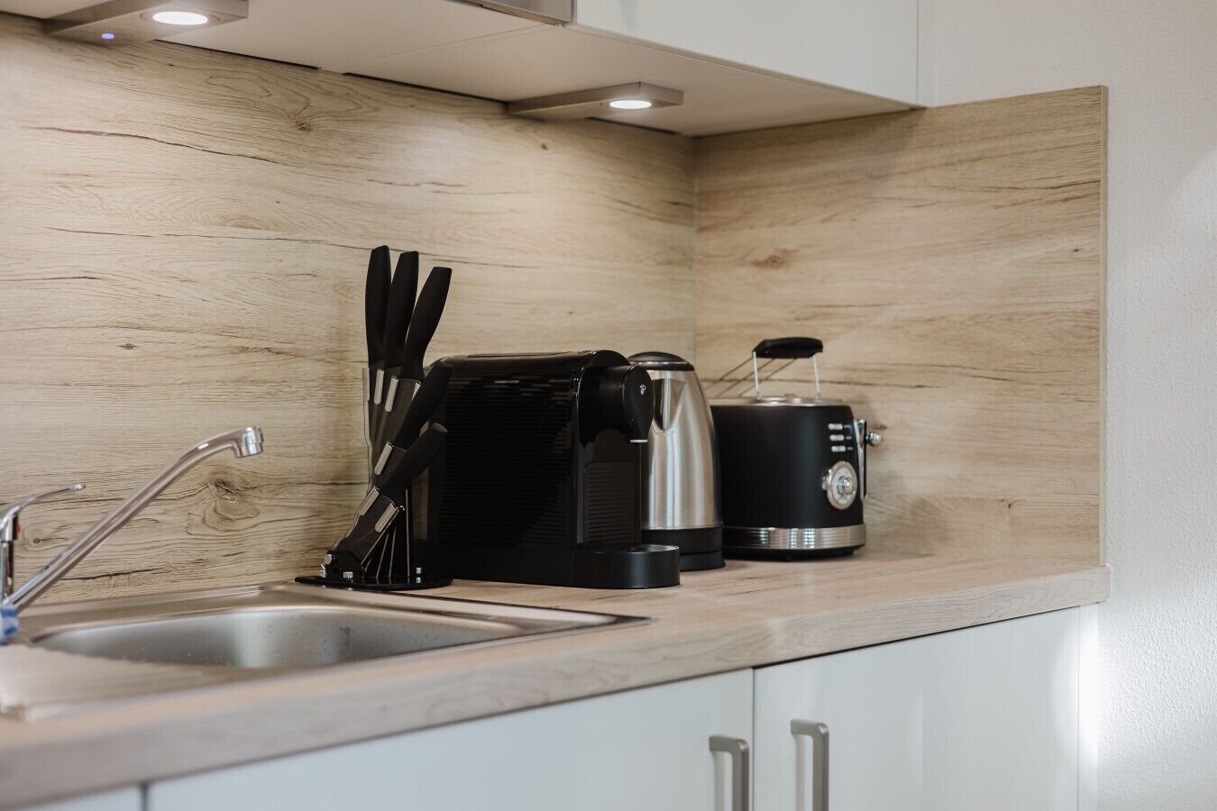Kühlschrank, Mikrowelle, Herdplatte, Wasserkocher mit Kaffee-/Teezubehör