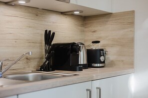 Fridge, microwave, stovetop, coffee/tea maker - The InnSight - Apartmenthouse (Passau)