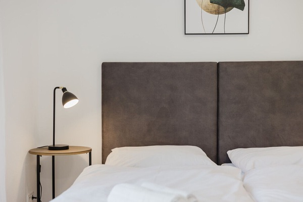 Ihr gemütlicher Rückzugsort: Bequemes Bett und entspannende Atmosphäre.