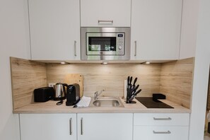 Køleskab, mikrobølgeovn, kogeplade, kaffe-/temaskine