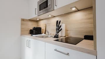 Kühlschrank, Mikrowelle, Herdplatte, Wasserkocher mit Kaffee-/Teezubehör