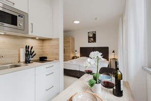 Fridge, microwave, stovetop, coffee/tea maker - The InnSight - Apartmenthouse (Passau)