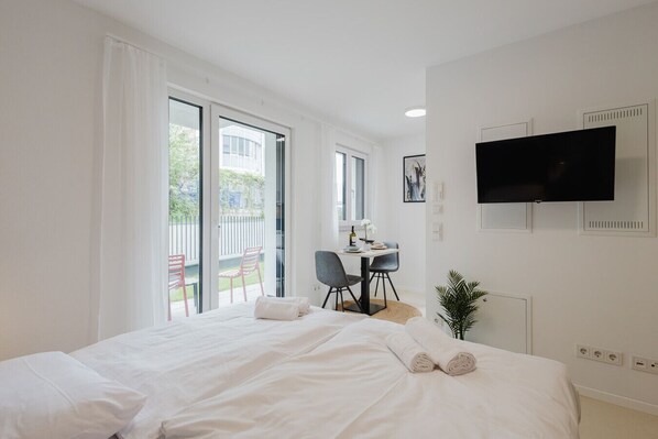 1 bedroom, desk, WiFi, bed sheets - The InnSight - Apartmenthouse (Passau)