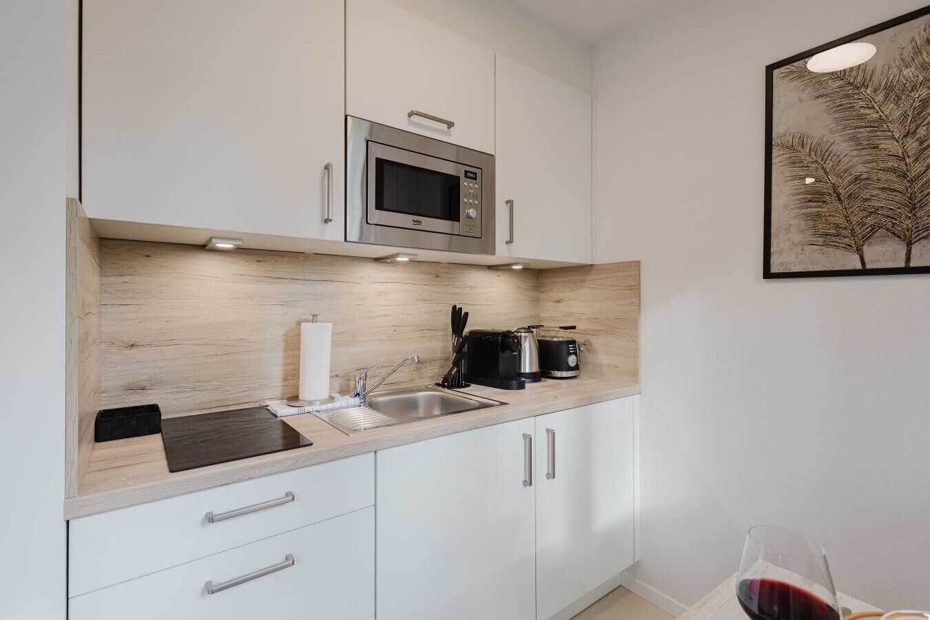 Frigorífico, microondas, placa de cocina y cafetera o tetera
