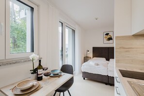 1 bedroom, desk, WiFi, bed sheets - The InnSight - Apartmenthouse (Passau)