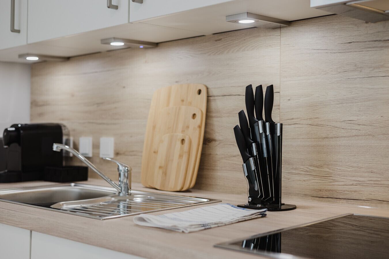 Refrigerador, microondas, parrilla de estufa y cafetera y tetera 