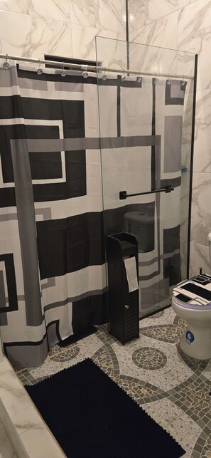 Dusj, hårføner, håndklær og toalettpapir