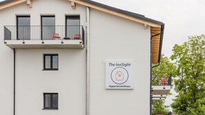 A building with a sign reading "The InnSight Appartementhaus" indicating it is an apartment house. - The InnSight - Apartmenthouse (Passau)