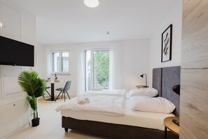 1 bedroom, desk, WiFi, bed sheets - The InnSight - Apartmenthouse (Passau)