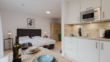 Kühlschrank, Mikrowelle, Herdplatte, Wasserkocher mit Kaffee-/Teezubehör