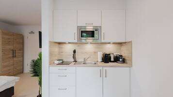 Kühlschrank, Mikrowelle, Herdplatte, Wasserkocher mit Kaffee-/Teezubehör