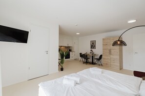 1 bedroom, desk, WiFi, bed sheets - The InnSight - Apartmenthouse (Passau)