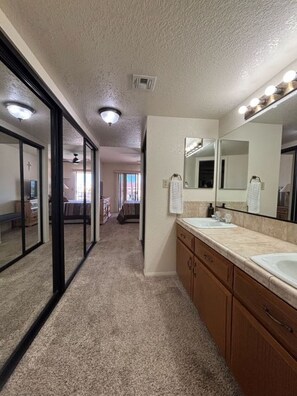 3 quartos, escrivaninha, ferros/tábuas de passar roupa