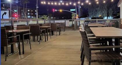 Lakeshore Village Retreat-3BDRM Condo-Walking distance to lake and London Bridge